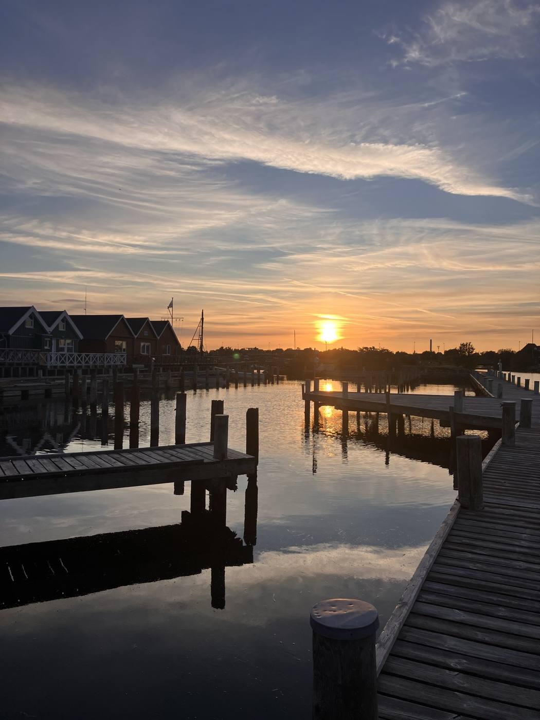 Solnedgang over bådebroerne i Grenaa Marina