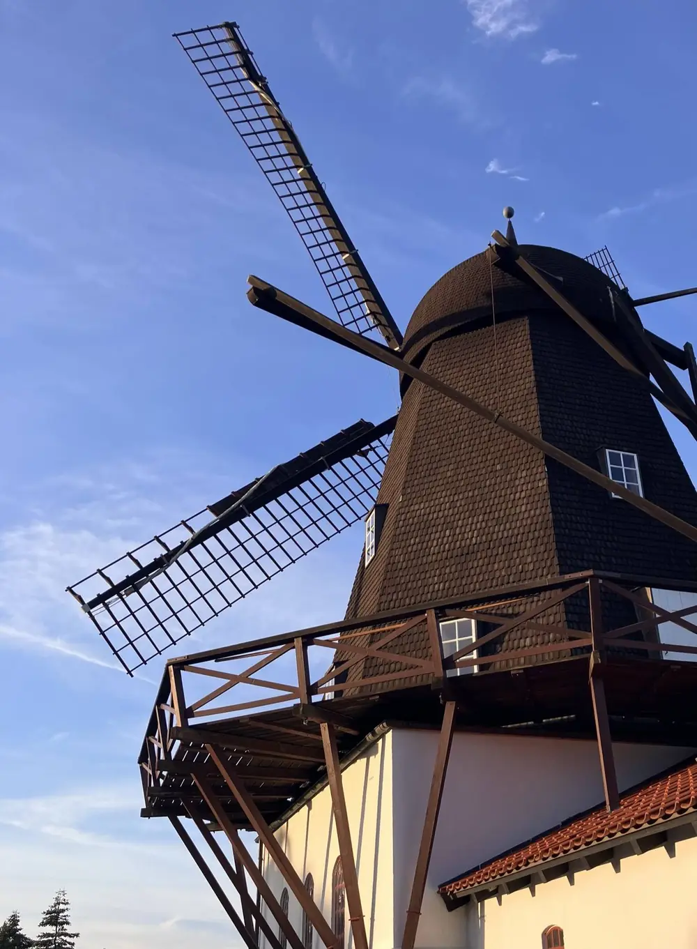 Baunhøj Mølle i Grenaa set nedefra mod blå himmel
