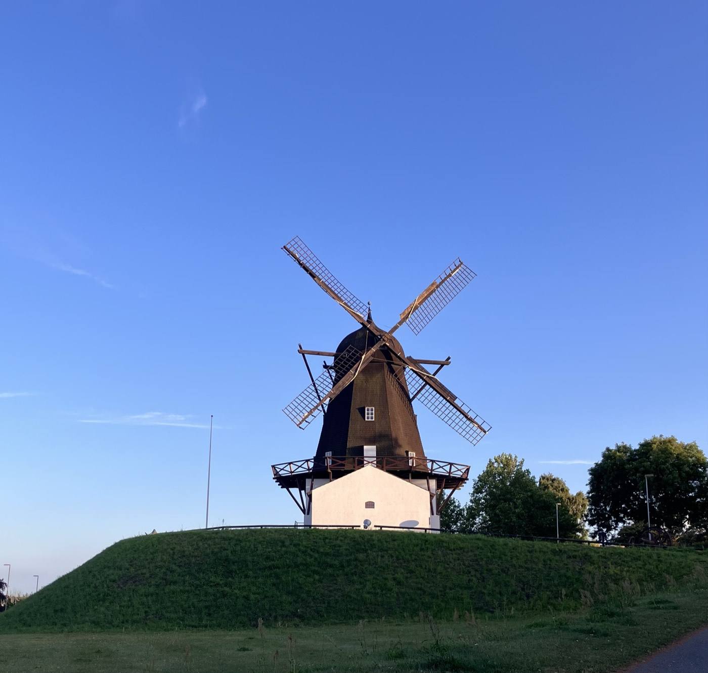 Baunhøj Mølle på sin bakke i Grenaa en sommeraften
